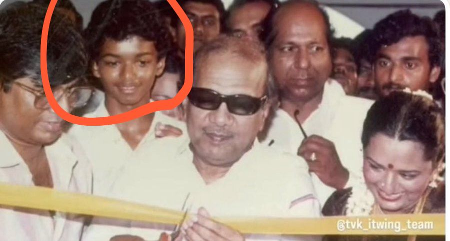करुणानिधि के पीछे खड़े इस बच्चे ने DMK का तख्तापलट कर दिया, पहचाना क्या?