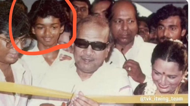 करुणानिधि के पीछे खड़े इस बच्चे ने DMK का तख्तापलट कर दिया, पहचाना क्या?