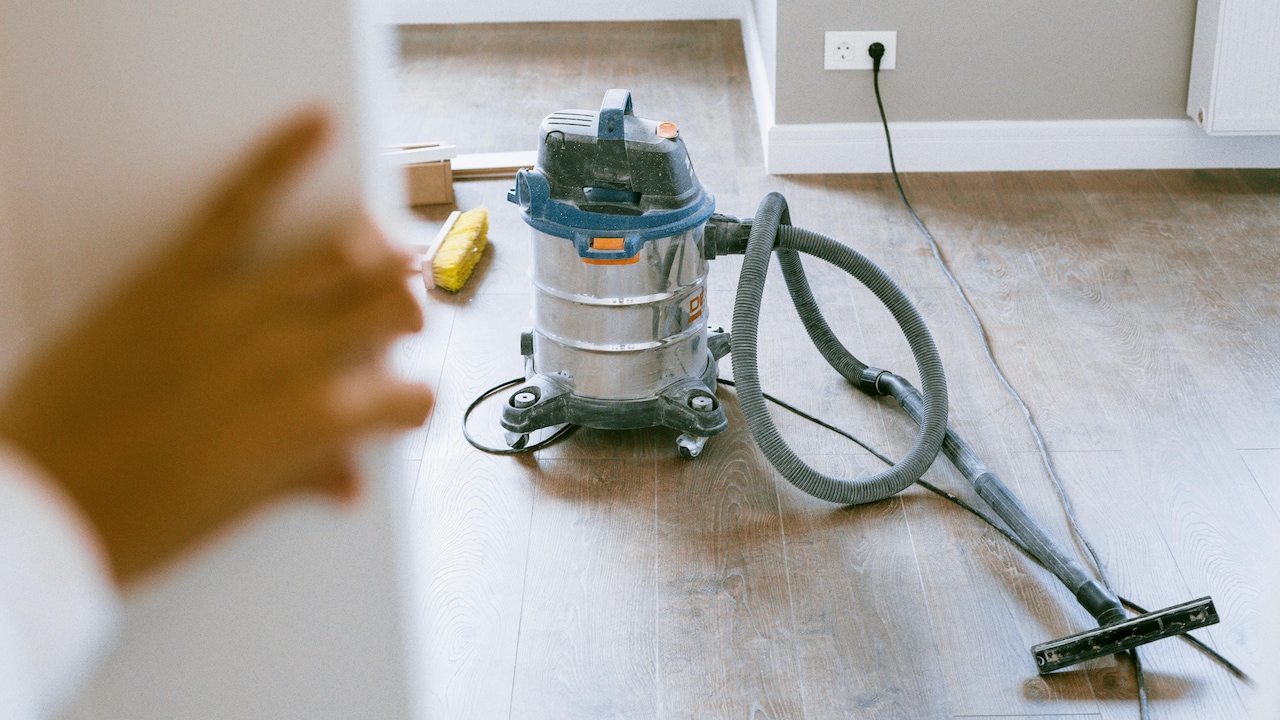 Why Heavy Vacuum Cleaners Struggle On Stairs: Weight Distribution Helps