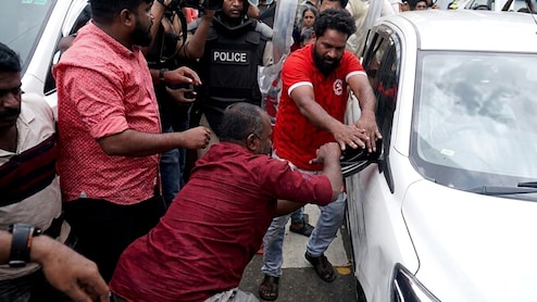 ED Team Attacked By CPI(M) Workers After Raid Against Ex-Kerala CM Pinarayi Vijayan | Watch