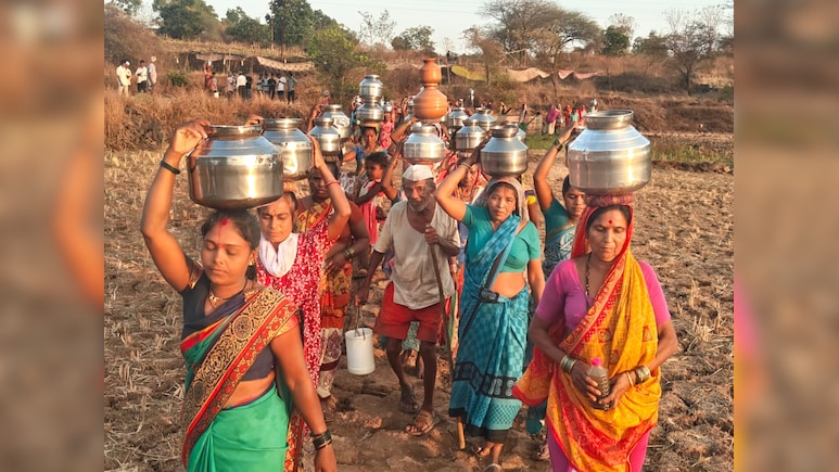नाशिक जल संकट: 180 गांव टैंकरों के भरोसे, जल जीवन मिशन फेल? पेठ तालुका के आदिवासी बूंद‑बूंद को मोहताज