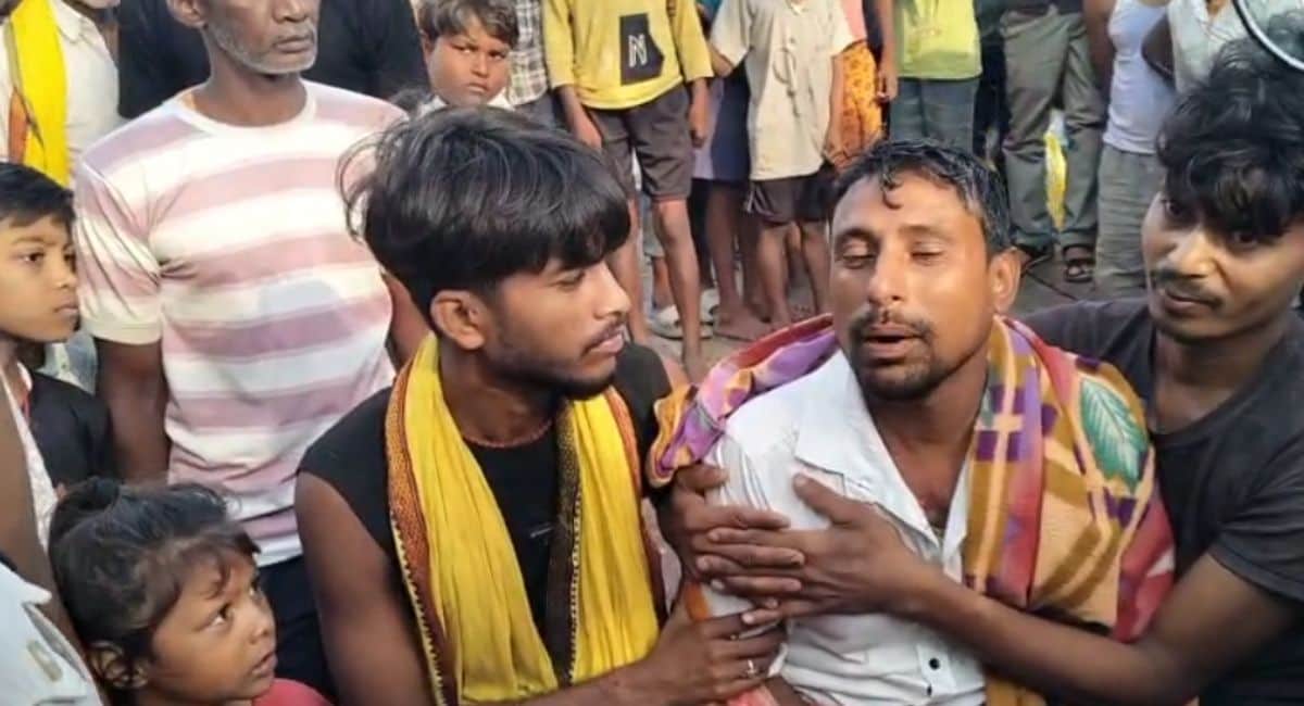 गंगा नदी में डूब रहे व्यक्ति को बाहर निकाला गया. 