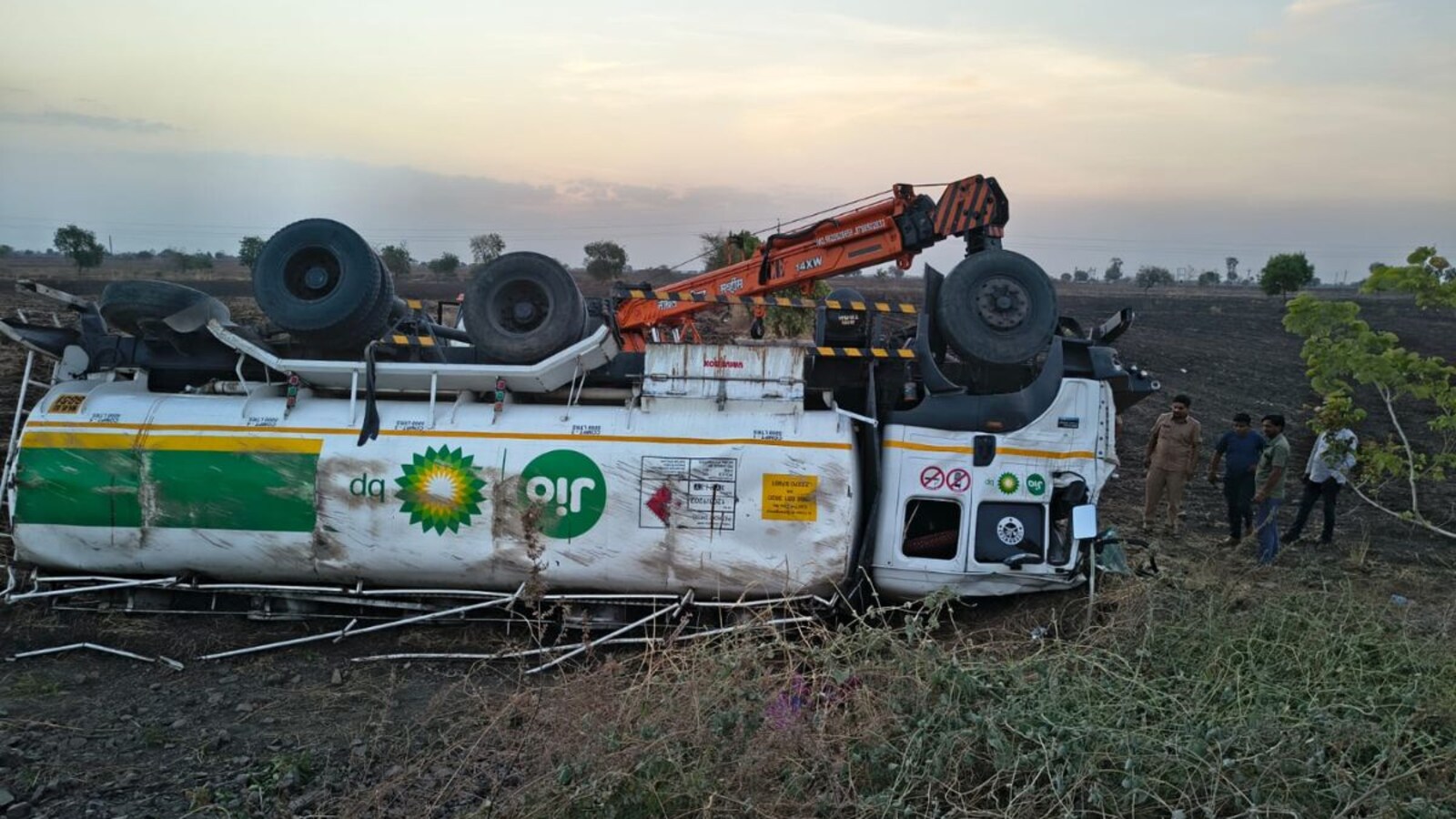 Washim Tanker Accident Fuel Tanker Overturns on Karanja Murtizapur Road ...