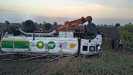Accident News: वाशिममध्ये डिझेलने भरलेला टँकर उलटला; केबिनमध्ये अडकलेल्या चालकाला मृत्यूच्या दारातून वाचवले