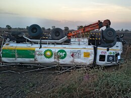 Accident News: वाशिममध्ये डिझेलने भरलेला टँकर उलटला; केबिनमध्ये अडकलेल्या चालकाला मृत्यूच्या दारातून वाचवले