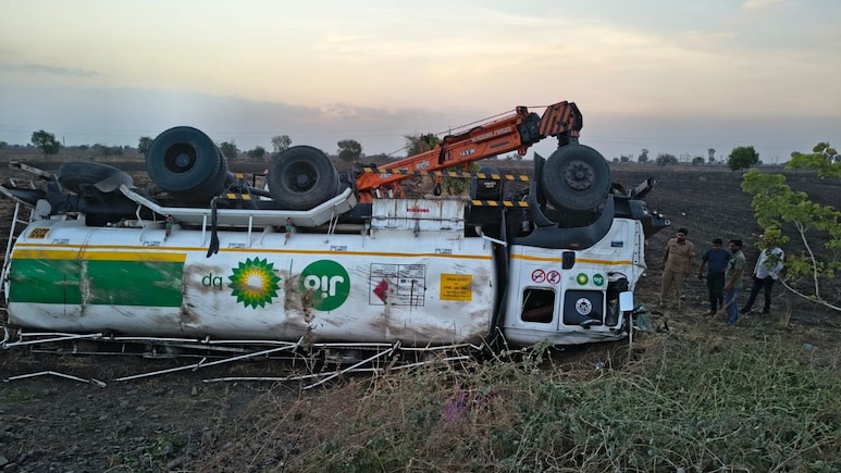 Accident News: वाशिममध्ये डिझेलने भरलेला टँकर उलटला; केबिनमध्ये अडकलेल्या चालकाला मृत्यूच्या दारातून वाचवले