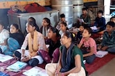 राजस्थान: स्कूल की जर्जर बिल्डिंग ध्वस्त, पर नया भवन कब बनेगा? कहीं मंदिर तो कहीं खुले में लगती क्लास