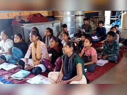 राजस्थान: स्कूल की जर्जर बिल्डिंग ध्वस्त, पर नया भवन कब बनेगा? कहीं मंदिर तो कहीं खुले में लगती क्लास
