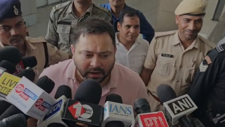 बिहार की सियासत में फिर गरमाया हरा गमछा का मुद्दा, तेजस्वी ने कहा- 'नफरत फैलाकर बांटना चाहती है सत्ता'