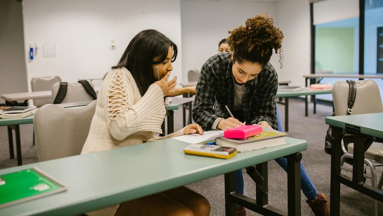 Why US Students Are Suddenly Scoring More 'A' Grades In Writing And Coding. ChatGPT, Obviously