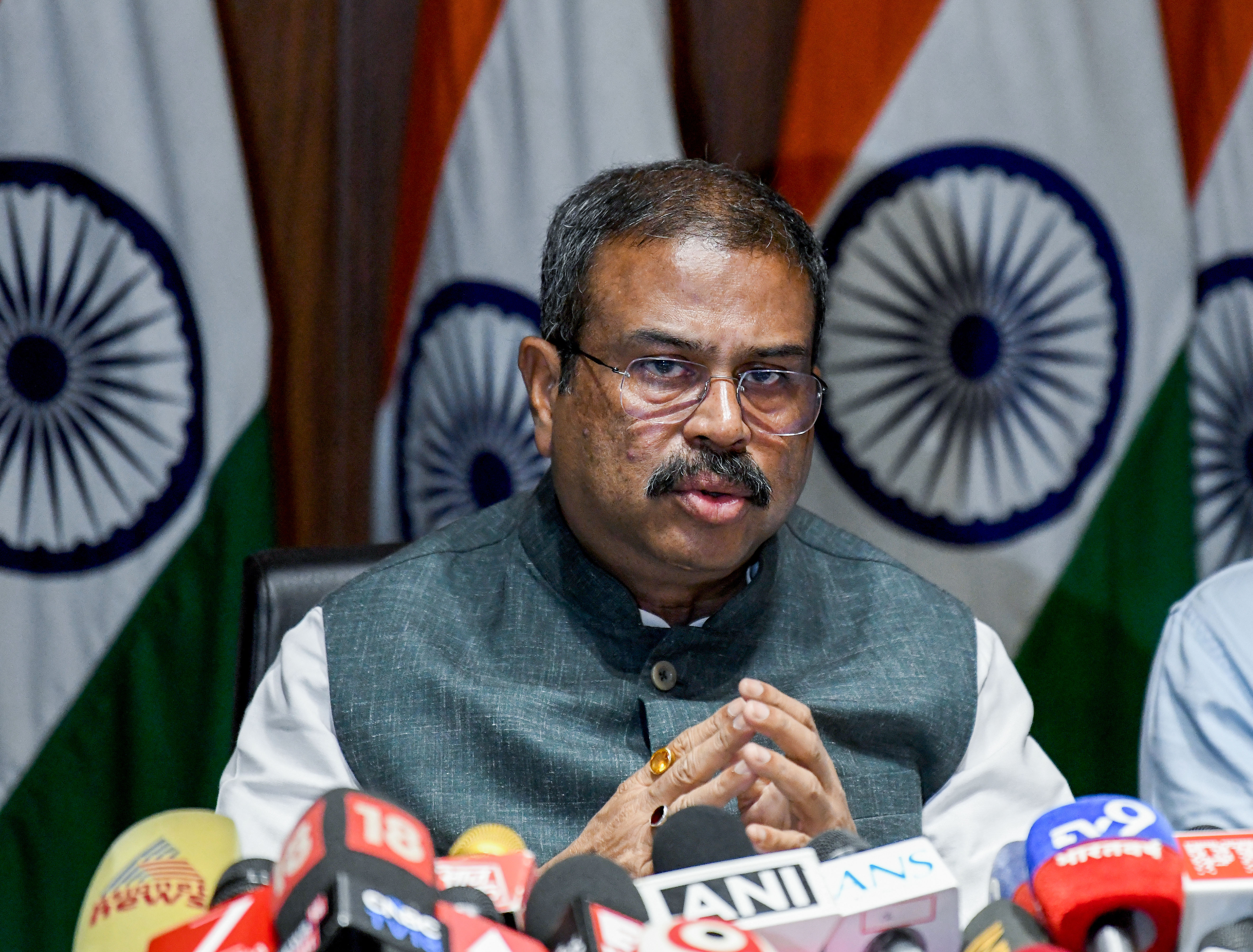 NEET-UG 2026: शिक्षा मंत्री की हाई-लेवल बैठक, री-एग्जाम को लेकर आ गया नया अपडेट!