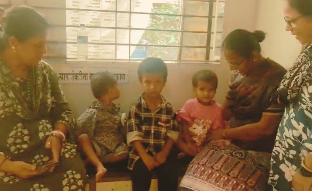 सड़क पर लावारिस मिले 3 मासूम, रोते-रोते बोले, &ldquo;मम्मी टॉफी लेने गई है'', लापता मां की तलाश में अब CCTV फुटेज खंगाल रही है पुलिस
