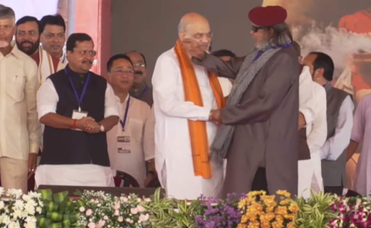 VIDEO: बंगाल में मुख्यमंत्री शपथ ग्रहण समारोह में पहुंचे मिथुन चक्रवर्ती, राजनाथ सिंह के छूए पैर