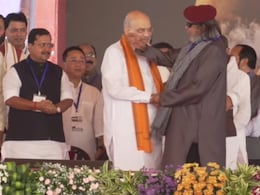 VIDEO: बंगाल में मुख्यमंत्री शपथ ग्रहण समारोह में पहुंचे मिथुन चक्रवर्ती, राजनाथ सिंह के छूए पैर