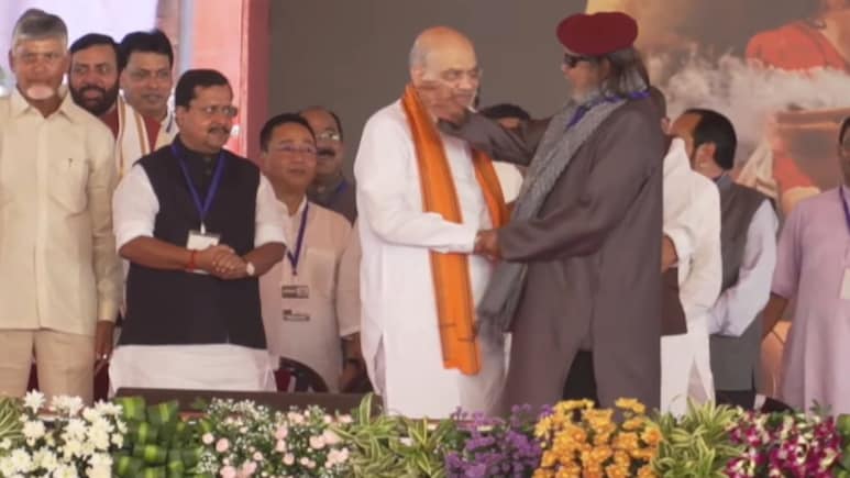 VIDEO: बंगाल में मुख्यमंत्री शपथ ग्रहण समारोह में पहुंचे मिथुन चक्रवर्ती, राजनाथ सिंह के छूए पैर
