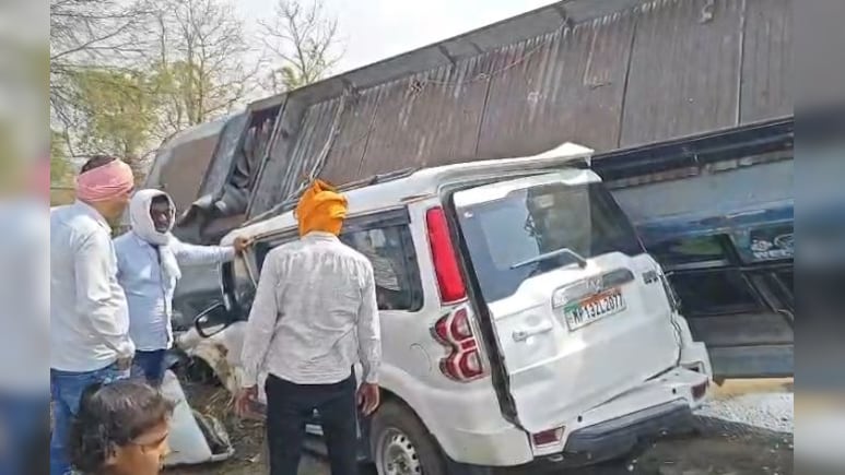 देवास में बड़ा सड़क हादसा, यात्री बस और कार की जोरदार भिड़ंत, 10 लोग घायल