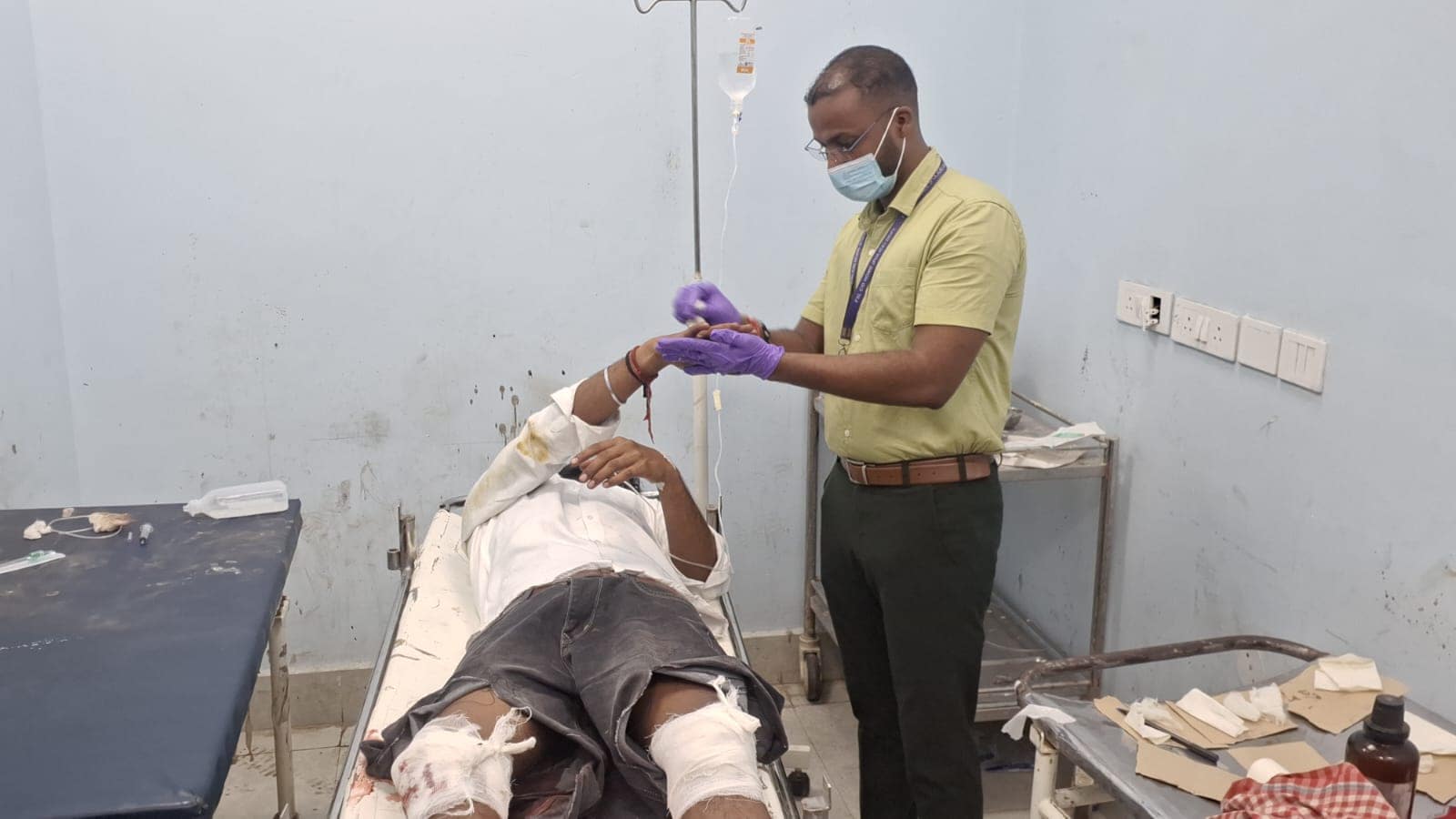 सदर अस्पताल में आकाश सिंह का इलाज करते डॉक्टर. सदर अस्पताल में आकाश सिंह का इलाज करते डॉक्टर.