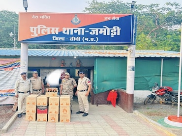 शराब माफिया पर पुलिस का शिकंजा; सीधी में इतनी पेटी अवैध बीयर और बोलेरो जब्त