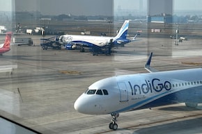 IndiGo को FY26 में झटका, कमाई तो बढ़ी लेकिन फिर भी हुआ घाटा, रुपये की गिरावट और बढ़े खर्च पड़े भारी