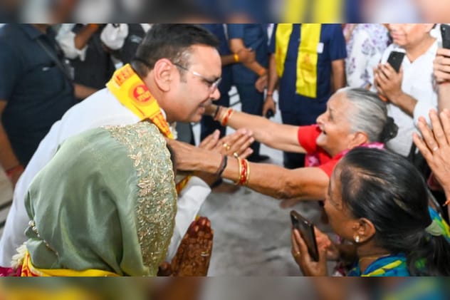 मुख्यमंत्री भजनलाल शर्मा ने अपनी पत्नी संग जनता का अभिवादन किया