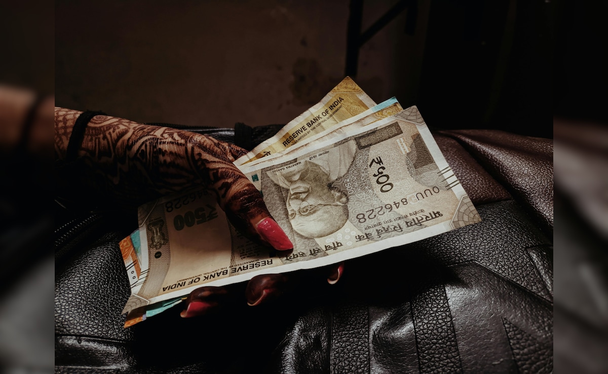 FD Vs Mutual Funds Vs Gold: Which Gave The Best Returns On Rs 5 Lakh In 5 Years