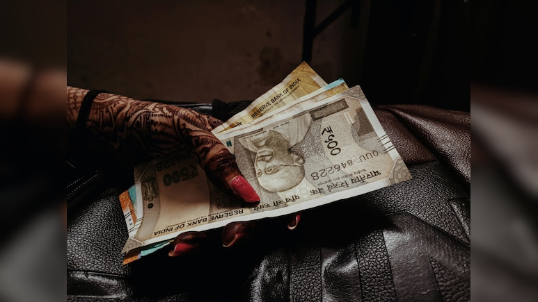 FD Vs Mutual Funds Vs Gold: Which Gave The Best Returns On Rs 5 Lakh In 5 Years