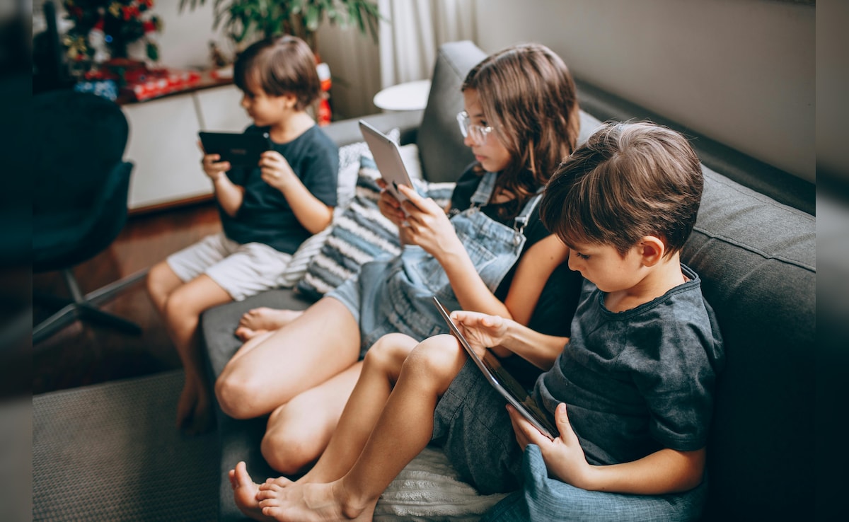 Screen Time Risk: बच्चों का बढ़ता स्क्रीन टाइम बन सकता है खतरे की घंटी, डॉक्टरों ने दी सख्त चेतावनी