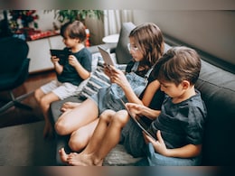 Screen Time Risk: बच्चों का बढ़ता स्क्रीन टाइम बन सकता है खतरे की घंटी, डॉक्टरों ने दी सख्त चेतावनी
