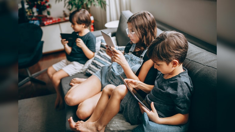 Screen Time Risk: बच्चों का बढ़ता स्क्रीन टाइम बन सकता है खतरे की घंटी, डॉक्टरों ने दी सख्त चेतावनी
