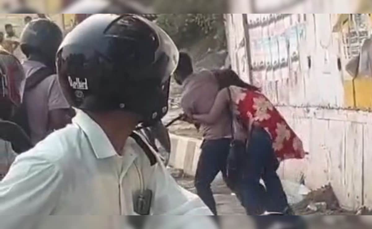 ब‍िहार: आश‍िक ने भाई के साथ जा रही बहन को क‍िया प्रपोज, व‍िरोध पर चाकू से हमला; बचाने के लिए भिड़ गई बहन