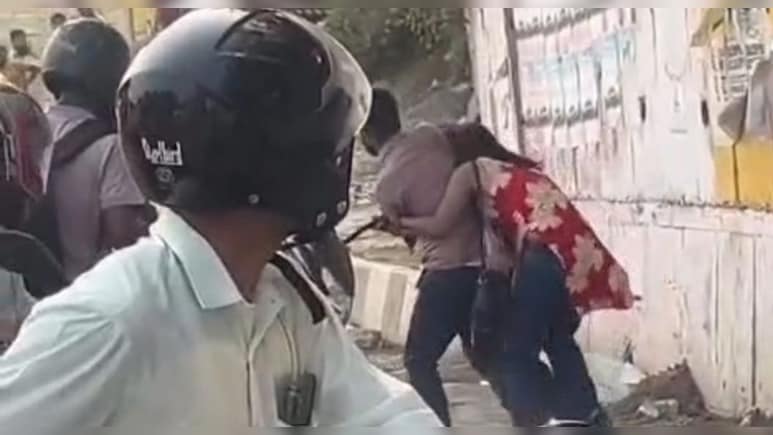 ब&zwj;िहार: आश&zwj;िक ने भाई के साथ जा रही बहन को क&zwj;िया प्रपोज, व&zwj;िरोध पर चाकू से हमला; बचाने के लिए भिड़ गई बहन