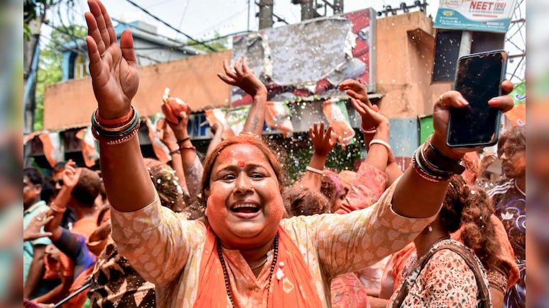 बंगाल में बीजेपी ने महिलाओं को जिताने में भी मारी है बाजी, यहां भी पिछड़ गई ममता बनर्जी की पार्टी