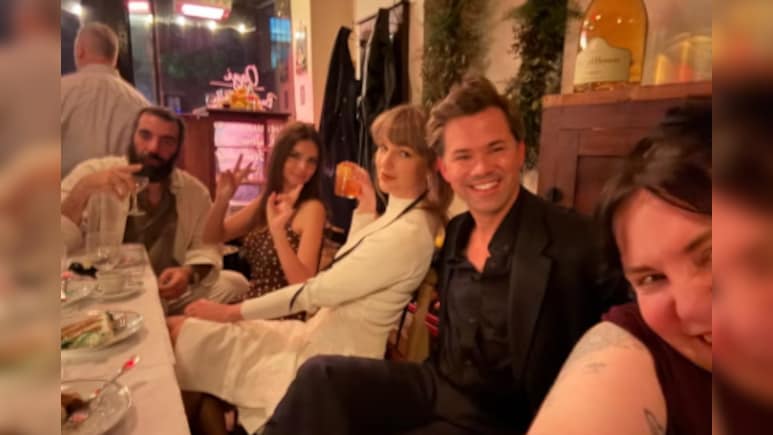 Taylor Swift Steps Out For Intimate Dinner With Lena Dunham And Friends