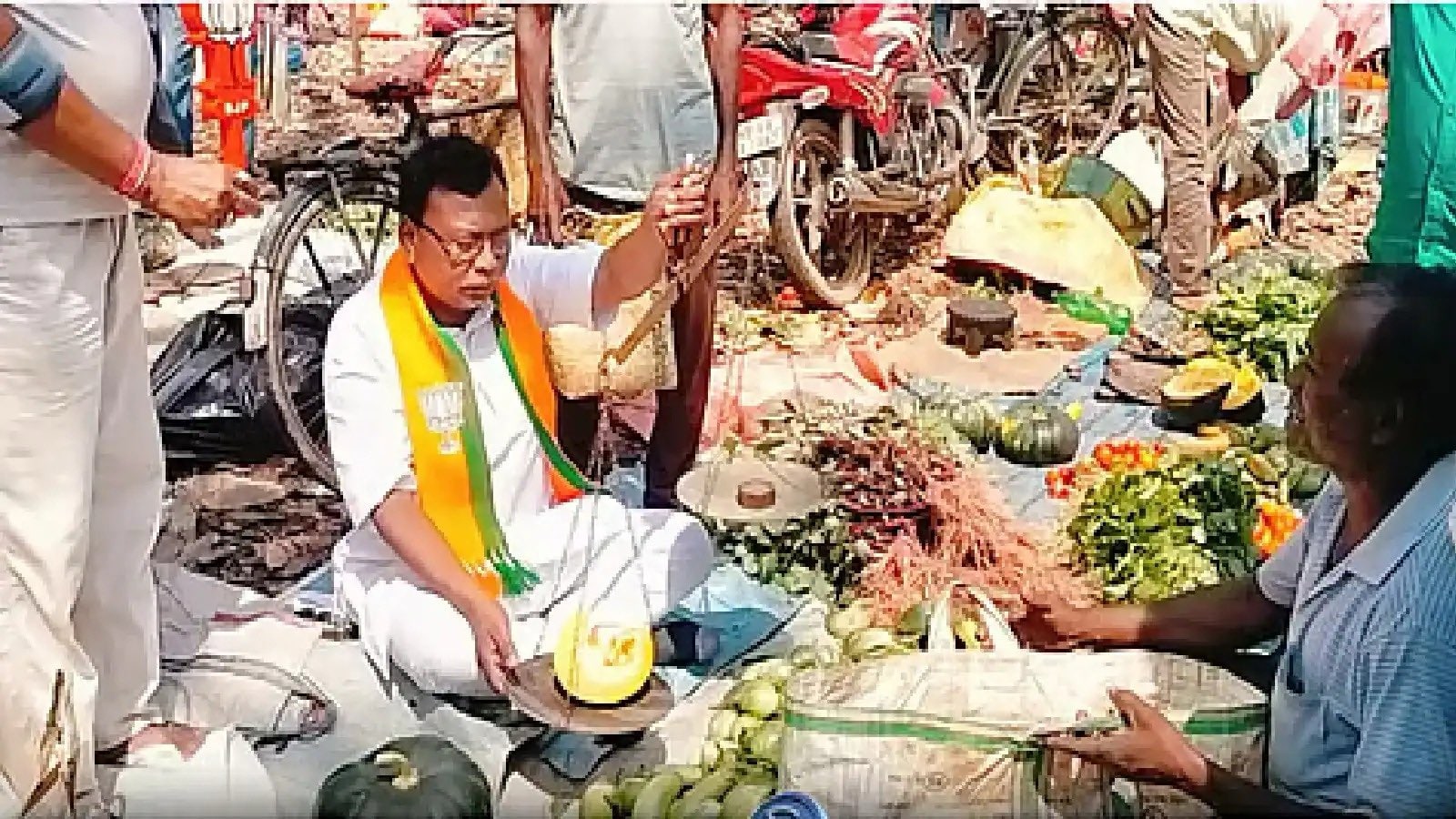 सड़क किनारे सब्जी बेचते दिखे थे खुदीराम टुडू.