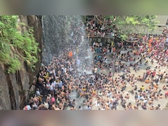 नवादा के ककोलत झरने में बेकाबू हुए पर्यटक, पुलिस ने चटकाई लाठियां; आपस में उलझे लोग