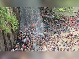 नवादा के ककोलत झरने में बेकाबू हुए पर्यटक, पुलिस ने चटकाई लाठियां; आपस में उलझे लोग