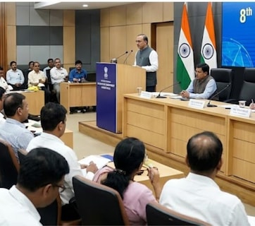 8th Pay Commission: 8 वा वेतन आयोग आणणार पगारवाढीची लाट, 400 टक्के पगार वाढणार? वाचा सर्व अपडेट