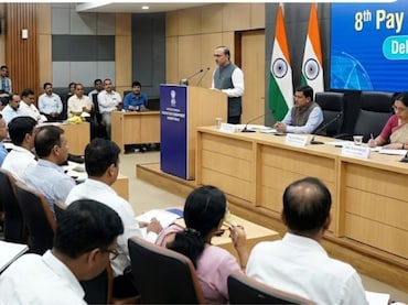 8th Pay Commission: 8 वा वेतन आयोग आणणार पगारवाढीची लाट, 400 टक्के पगार वाढणार? वाचा सर्व अपडेट