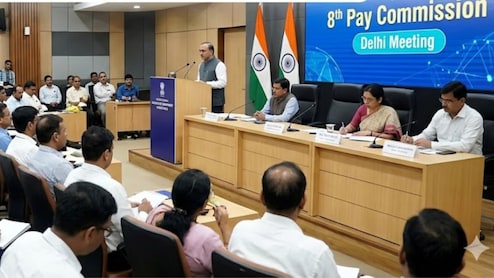 8th Pay Commission: 8 वा वेतन आयोग आणणार पगारवाढीची लाट, 400 टक्के पगार वाढणार? वाचा सर्व अपडेट