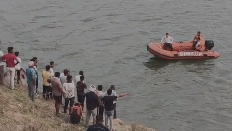 हमीरपुर में यमुना पार करते समय डूबी नाव, 9 में से 3 बचाए गए, 1 की मौत, 5 बच्चे अब भी लापता