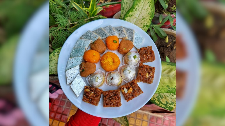 भारतीय मिठाइयों पर क्यों लगाया जाता है चांदी का वर्क? वजह जानकर हो जाएंगे हैरान