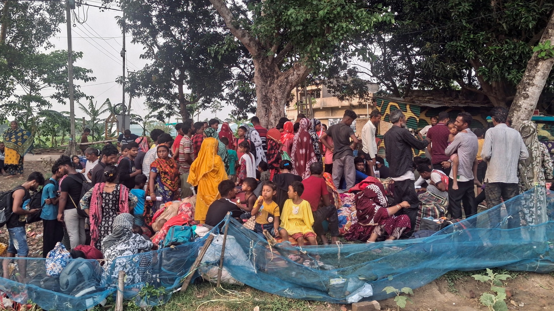 Illegal Bangladeshi Immigrants Queue Up At Hakimpur Checkpost Amid Deportation Drive