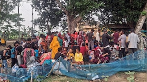 Illegal Bangladeshi Immigrants Queue Up At Hakimpur Checkpost Amid Deportation Drive