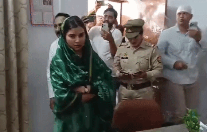 DIG दफ्तर में बवाल: पुलिस से नोकझोंक के बाद सांसद इकरा हसन हिरासत में लिया, थाने के बाहर दिया धरना