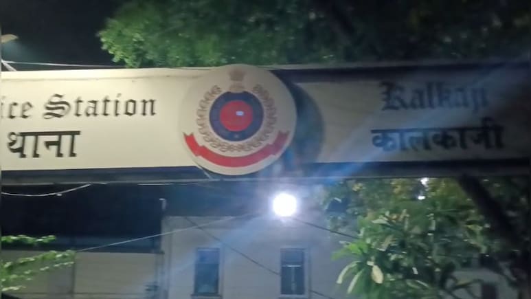 भद्दे कमेंट किये, बांस से पीटा, कपड़े फाड़े... दिल्&zwj;ली के नेहरू प्&zwj;लेस में नॉर्थ-ईस्ट की दो लड़कियों से बदसलूकी