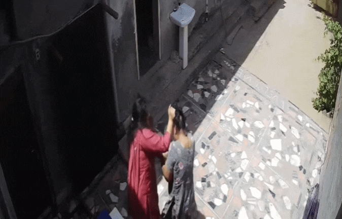 सास-बहू का हाईवोल्टेज ड्रामा CCTV में कैद, मायके जाने से रोकने पर बाल पकड़कर आंगन में घसीटा