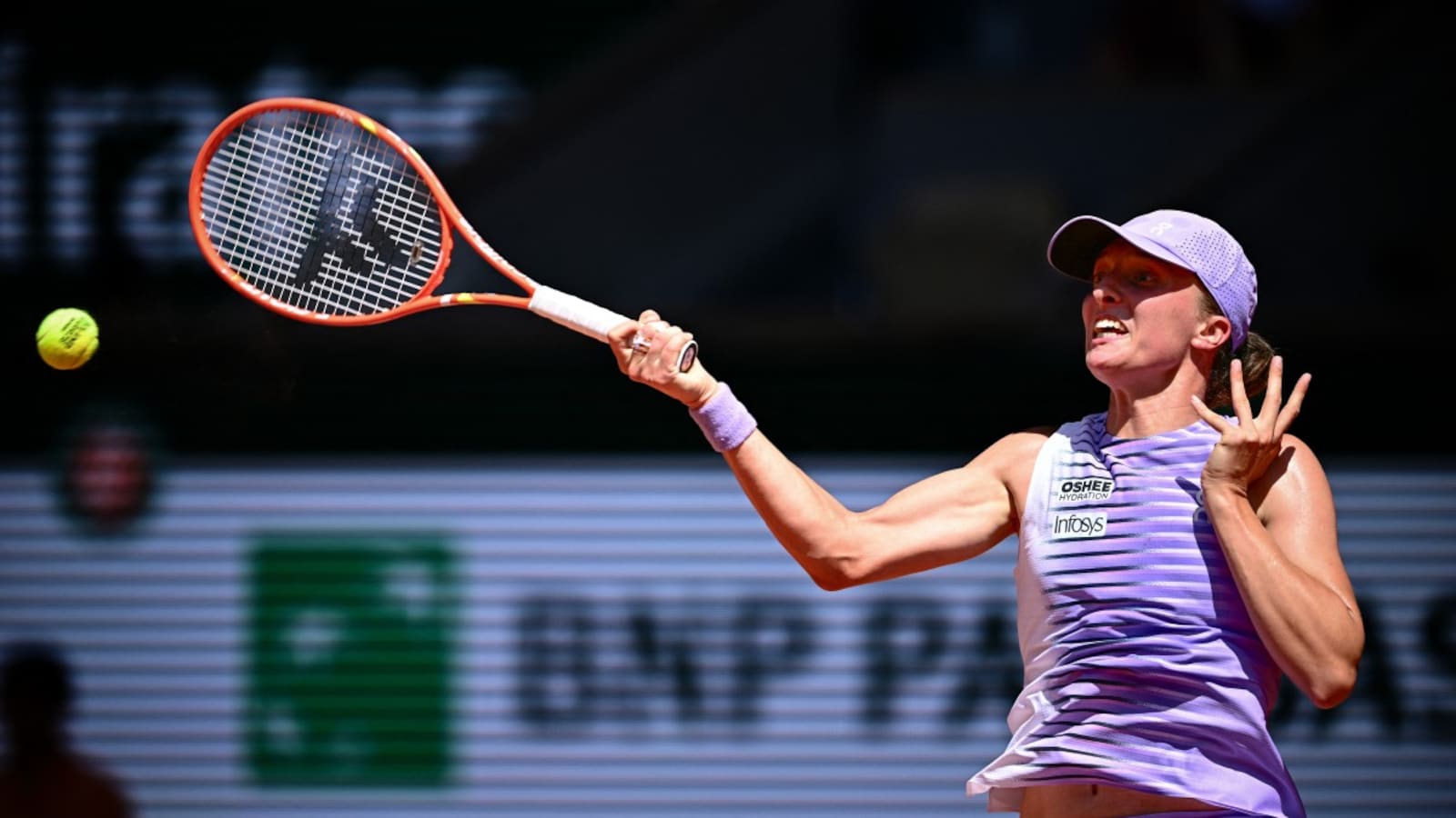 Iga Swiatek, Elena Rybakina Cruise Through Roland Garros Openers