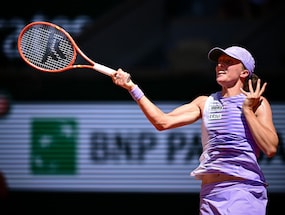 Iga Swiatek, Elena Rybakina Cruise Through Roland Garros Openers