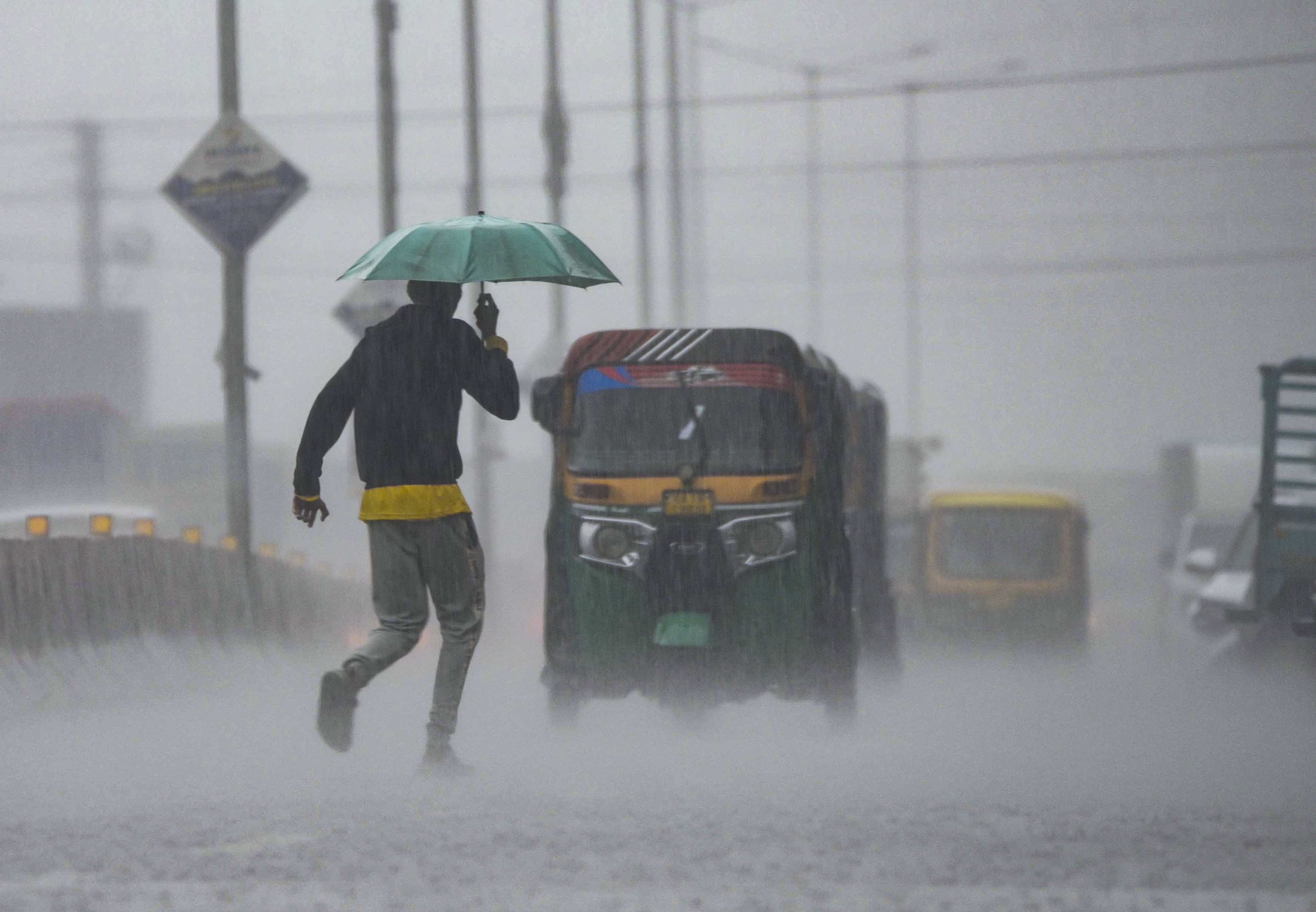 Rain Alert: 3 दिन जमकर बारिश, यूपी में आंधी का अलर्ट, दिल्ली से पंजाब-हरियाणा, राजस्थान तक बदलेगा मौसम