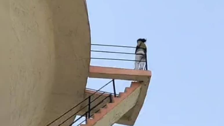 प्रयागराज में पानी की टंकी पर चढ़ी युवती, जमकर काटा हंगामा, जानें पूरा मामला